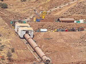 Montageabschnitt eines Krümmers für den mit Stahl ausgekleideten Triebwasserweg des Pumpspeicherwerks Abdelmoumen in Marokko.