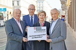 ­Christian Struber, Bundes­obmann der Arge Eigenheim, Herwig Pernsteiner, Obmann-­Stv. des Österreichischen Verbands gemeinnütziger Bauvereinigungen, Michaela ­Steinacker, Abgeordnete zum Nationalrat und Vorstandsmitglied im Verband der Österreichischen gemeinnützigen Bauvereinigungen und Michael Pech, Vorsitzender des Aufsichtsrats des Österreichischen Verbands gemeinnütziger Bauvereinigungen, fordern gemeinsam ein Verteuerungsverbot im Wohnbau (v. l.).