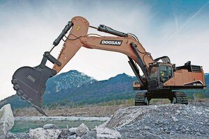 Der Doosan DX1000LC-7 aus der 100-Tonnen-Klasse.