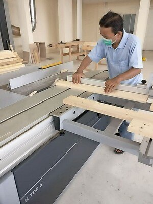 Arbeiten an der CNC Maschine
