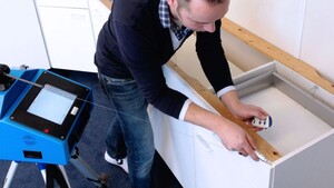 Für kurze Distanzen eignen sich auch tachymetrische Systeme, die 3D-Messdaten nicht über einen Laserstrahl, sondern über einen drahtgebundenen Mess-Stift erfassen.