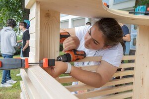 Jede Schraube muss sitzen. Die Mädchen und Buben zeigten sich geschickt beim Zusammenbau einer drei Kubikmeter großen Holzskulptur.