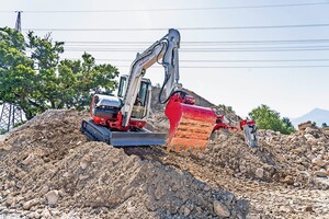 Bei Huppenkothen findet sich ein breites Sortiment an Anbaugeräten, die mit ihren Schnellwechselsystemen langfristig kompatibel sind.