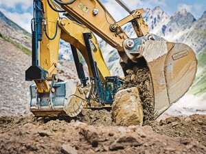 Die Schwergewichte auf der Baustelle zur ­Erweiterung eines Kraftwerks hat Rädlinger mit den passenden Anbaugeräten ausgestattet.