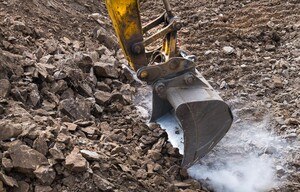 Baggerschaufel im Einsatz im Erdbau