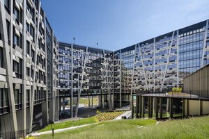 Die weiträumig begrünten Dächer des Økern Portal tragen zur Energieeffizienz des Gebäudes bei.