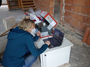Die ­portable Röntgenfluoreszenz-­Analyse im Außeneinsatz auf der Baustelle. 