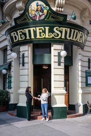 © Nikolaus Mautner Markhof Die beiden Unternehmerinnen Jennifer Salchenegger und Maha Danesh vor dem Eingang zum Bettelstudenten in Wien.