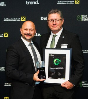 Die beiden Baustoff + Metall GmbH-Geschäftsführer, Robert Heckl und Christian Speer, bei der Preisverleihung.