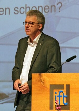 © ift Rosenheim Prof. Jörn P. Lass (Institutsleiter ift Rosenheim) erläutert in seinem Eröffnungsvortrag der Rosenheimer Fenstertage die Systematik, Aufgaben und Nachweise für nachhaltige Bauprodukte.
