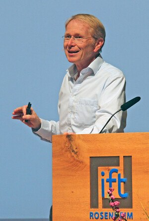 © ift Rosenheim Martin Langen (B+L Marktdaten) schilderte auf den Rosenheimer Fenstertagen die Zusammenhänge für die mittelfristig guten Aussichten für die Fenster- und Fassadenbranche.