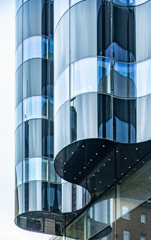 © Anders Bobert Detail der konvex und konkav geschwungenen Structural Glazing Fassade des Våghuset.