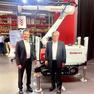 Fischer- Österreich-Geschäftsführer Christian Greicha und Eigentümer Klaus Fischer präsentieren stolz den ersten Fischer-Bohr-und-Befestigungs- Roboter Baubot.