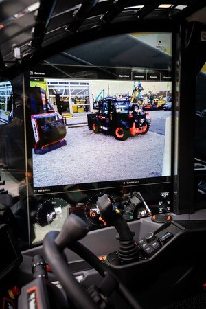 Bobcat präsentierte spannende Innovationen im OLED-­Bereich und zeigte mit den Fortschritten in der transparenten Display-­Technologie auf.