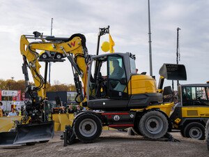 Bei der Entwicklung des neuen Mobilbaggers EW100 von Wacker Neuson stand die Vorbereitung auf die Baustelle 4.0 im Vordergrund.