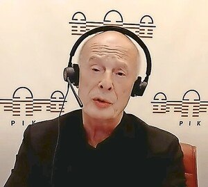 Hans Joachim Schellhuber mit schwarzem Hemd und Headset