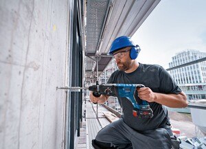 Akku-Geräte mit hoher Kapazität werden gebraucht, wenn man mit einer Akkuladung möglichst viele Löcher bohren und viele Schrauben eindrehen will.