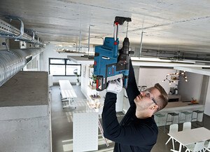 Bei kleinen Bohr-, Säge- oder Schleifarbeiten immer das Verlängerungskabel herauszuholen stört bei Überkopfarbeiten.