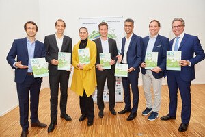 Präsentierten den Trend-Report für die nachhaltige Bau- und Immobilienwirtschaft: Christoph Müller-Thiede (M.O.O.CON), Wolfgang Kradischnig (DELTA), Margot Grim-Schlink (e7), Stefan Rufera (KPMG), Dominik Philipp (Dietrich | Untertrifaller), Klaus Reisinger (ClimatePartner), Stephan Heid (Heid & Partner Rechtsanwälte) (v. l.).