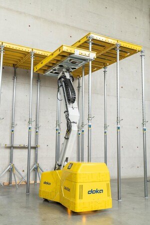 © Doka Der Schalungsroboter DokaXbot kann Decken in Höhen von bis zu 5,2 Meter einfach und sicher schalen.
