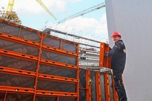 Die neue Leichtschalung von Paschal kann ohne Transport­hilfe auf der Baustelle montiert oder umgesetzt werden.