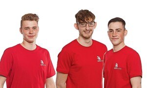 3 Männer in rotem T-Shirt