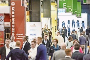 © Koelnmesse/Eisenwarenmesse Einige Formell gekleidete Messebesucher*innen in der Messehalle