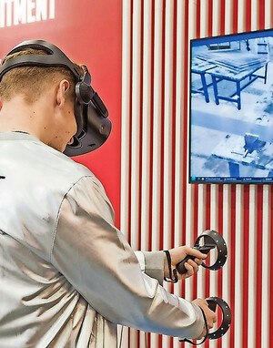 © Koelnmesse/Eisenwarenmesse Ein Besucher der Messe trägt eine VR Brille und interagiert mit einer virtuellen Umgebung