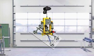 Der Vakuumheber Hovamat HV 90°/360° hebt eine Glasplate