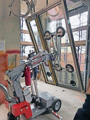 Der Glasroboter von Smartlift hebt ein Fenster