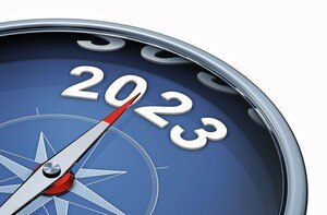 Kompassnadel, die auf "2023" zeigt