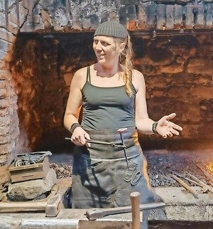 Schmiedin Christine Wild bei der Wiedereröffnung der Hammerschmiede in Aggsbach, die seit dem sechzehnten Jahrhundert existiert.
