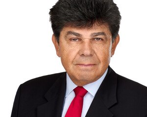 © Udo Schlögl Mann im Anzug mit roter Krawatte