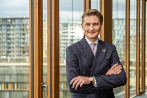 Mann im Anzug vor Fenster