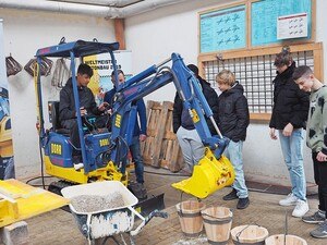 Nicht jeder kann ­Baggerfahrer werden, doch auch die Ziegel übten bei der Werkstatt Bau nach anfänglicher Skepsis eine Anziehungskraft auf die ­Jugendlichen aus.