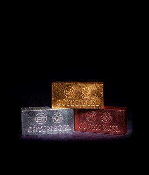 symbolische Bauziegel in Gold, Silber und Bronze