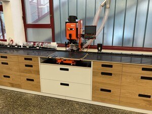 Bohr- und Beschlagsetzmaschine