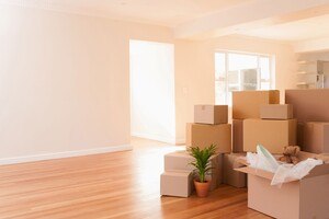 Umzugskartons in neuer Wohnung