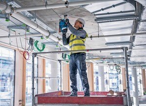 Boschs neuer Professional-18-Volt-­Akku-Bohrhammer mit Staubabsaugung sorgt für gesundheitsschonende Überkopfarbeiten.