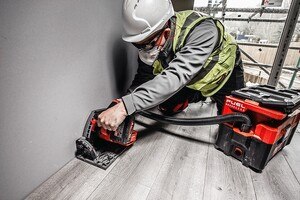 Eine der zahlreichen für 2023 angekündigten Innova­tionen für sicheres und effizientes Arbeiten im Holzbau ist die neue Fuel-M18-Akku-Tauch­säge von Milwaukee.