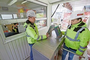 Wer, wann und auf welcher Bau­stelle Zutritt hat, kann­ ­jederzeit über die webbasierte Lösung gesteuert werden.
