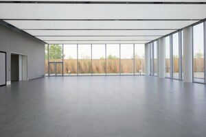 1000 Quadratmeter große Ausstellungshalle mit Aussichtsgarten.