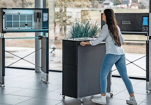 Frau schiebt Maschinenmodul