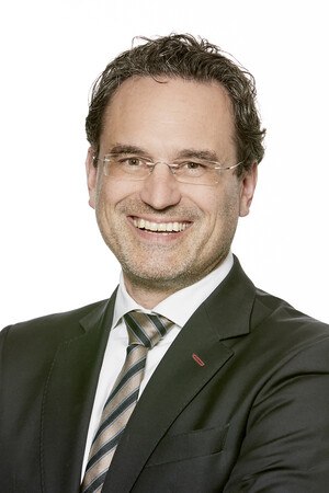 © EHL Lachender Mann im Anzug