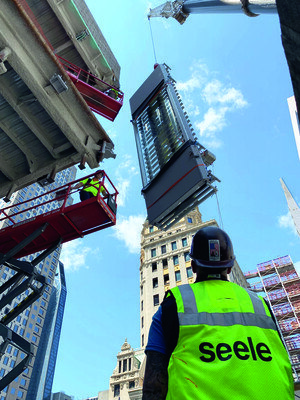 Bei der Montage der gewellten Glaselemente in New York kam eine spezielle Sauganlage mit über 100 Saugnäpfen zum Einsatz.