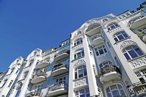 © Getty Images 1058681490 c Canetti Fassade eines schönen Zinshauses