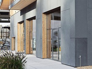 Erdgeschoss eines Gebäudes mit grauer Fassade