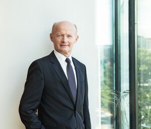 © Peter Rigaud Mann mit Anzug und Krawatte