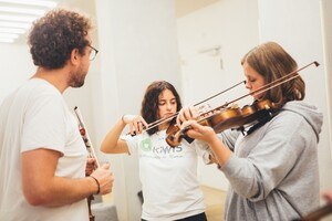 Mit vielfältigen Hilfen und Programmen fördert die KiWIS Stiftung die sportliche, musikalische und naturwissenschaftliche Ausbildung der Kinder.