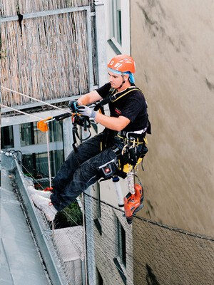 Arbeiter an einer Hausfassade